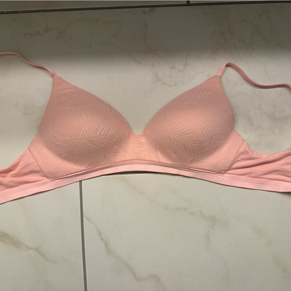 Victoria's Secret Wireless 34C Light Pink Bra
